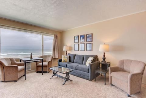 Spacious Beachfront Suite - Sleeps 8 - Top Floor - Pool and Sauna House in Lincoln City