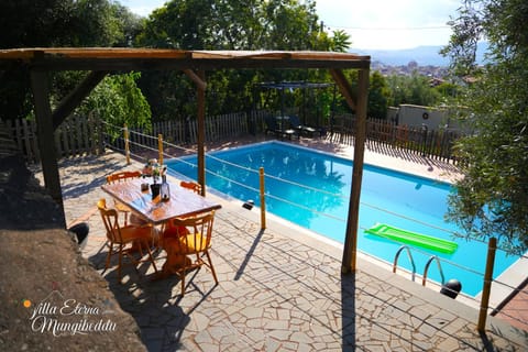 Day, Natural landscape, Dining area, Mountain view, Pool view, Swimming pool, sunbed