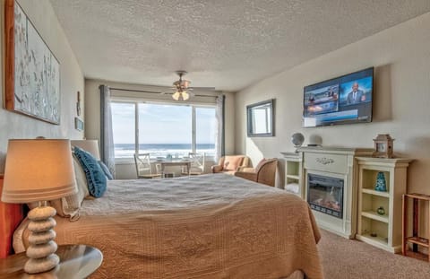 Top Floor Oceanfront Suite - Sleeps 5 - Pool and Sauna House in Lincoln City