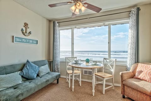 Top Floor Oceanfront Suite - Sleeps 5 - Pool and Sauna House in Lincoln City