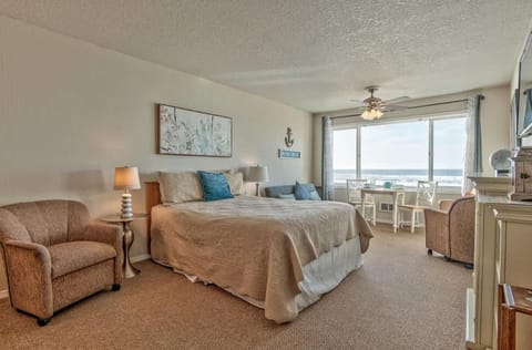 Top Floor Oceanfront Suite - Sleeps 5 - Pool and Sauna House in Lincoln City