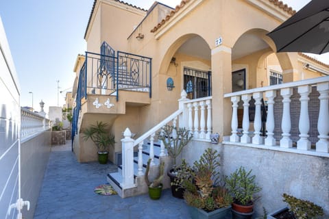 Property building, Patio, Balcony/Terrace, Balcony/Terrace