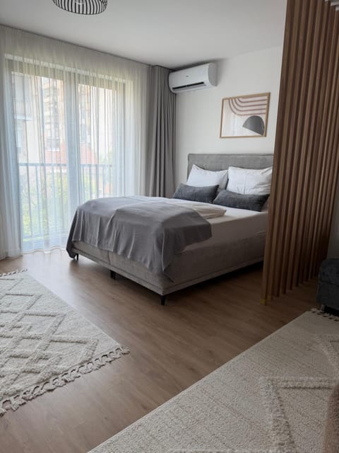 Photo of the whole room, Bedroom