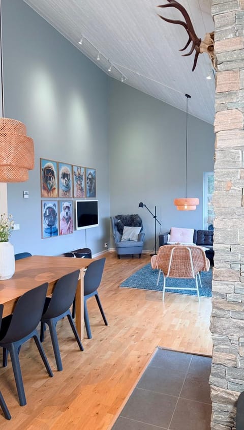 Communal lounge/ TV room, Living room, Seating area, Dining area