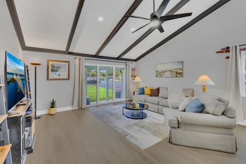 TV and multimedia, Living room, Seating area, Evening entertainment, fireplace, air conditioner