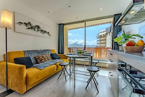 View (from property/room), Kitchen or kitchenette, Living room, Dining area
