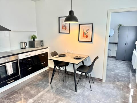 Kitchen or kitchenette, Dining area, oven