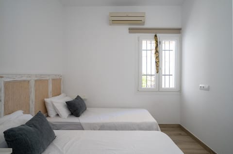 Bed, Photo of the whole room, Bedroom, internet, air conditioner