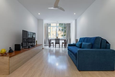 Communal lounge/ TV room, TV and multimedia, Living room, Seating area, Evening entertainment