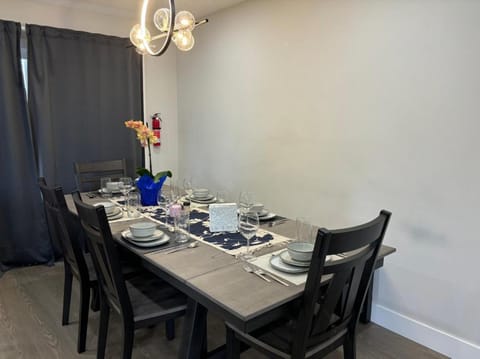 Cozy 3-Bedroom Retreat in Surrey Share Save House in Surrey