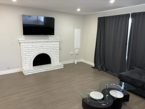 Cozy 3-Bedroom Retreat in Surrey Share Save House in Surrey