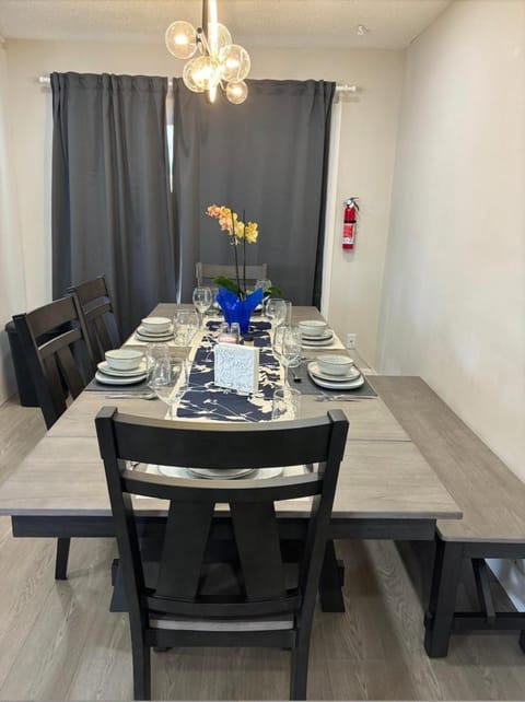 Cozy 3-Bedroom Retreat in Surrey Share Save House in Surrey