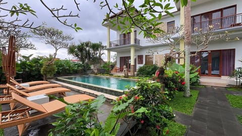 Property building, Garden, Garden view, Swimming pool, Swimming pool, sunbed