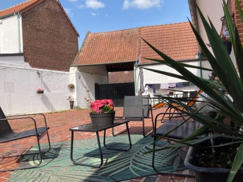 Property building, Patio, Day, Summer, BBQ facilities, Balcony/Terrace, Decorative detail, Dining area, Breakfast, Sunset, Inner courtyard view