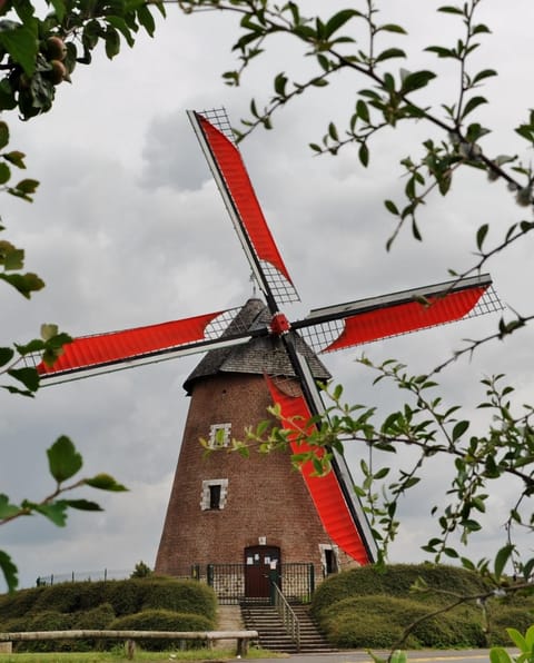 Nearby landmark, Restaurant/places to eat, Day, Night, Bowling, Fitness centre/facilities, Supermarket/grocery shop, hair dresser