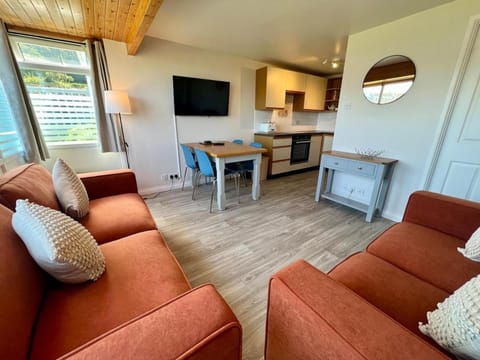 Beach Cottage 6 - Bright & Modern By the Sea Apartment in Westward Ho