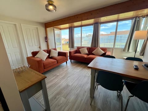 Beach Cottage 6 - Bright & Modern By the Sea Apartment in Westward Ho