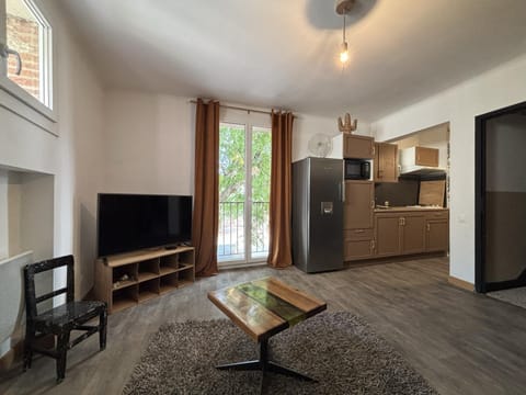 Communal lounge/ TV room, TV and multimedia, Balcony/Terrace, Kitchen or kitchenette, Dining area, oven, stove