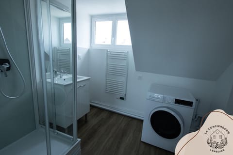 Shower, Bathroom, towels, washing machine