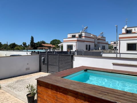 Property building, Day, Pool view, Swimming pool, Swimming pool, Open Air Bath, sunbed