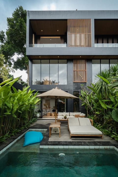 Property building, View (from property/room), Balcony/Terrace, Pool view, Swimming pool, sunbed