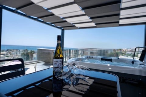 Day, Natural landscape, View (from property/room), Balcony/Terrace, Seating area, Dining area, Sea view