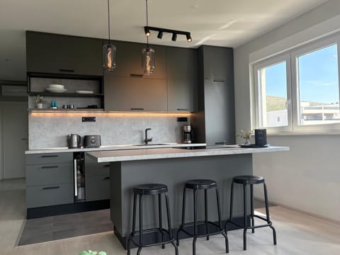 Dining area, Garden view, Landmark view, Mountain view, Street view, Quiet street view, oven, toaster, kitchen