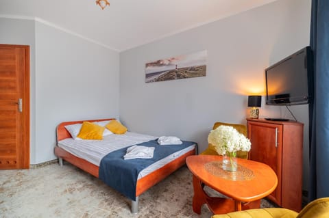 Bed, TV and multimedia, Living room, Photo of the whole room, Seating area, Bedroom, towels