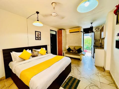 Bed, Photo of the whole room, Seating area, Bedroom