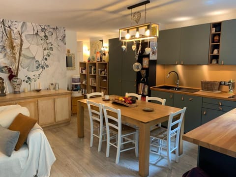 Kitchen or kitchenette, Seating area, Dining area, stove