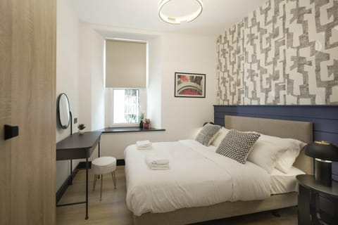 Bed, TV and multimedia, Photo of the whole room, Bedroom, towels