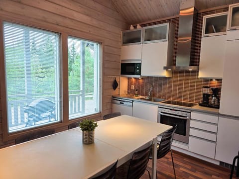 Coffee/tea facilities, Dining area, dishwasher, oven, stove