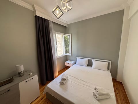 Bed, Bedroom, towels