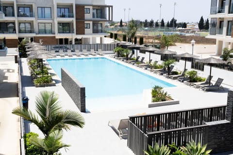 Property building, Day, Pool view, Swimming pool, Swimming pool, sunbed