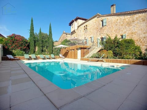 Property building, Swimming pool, sunbed
