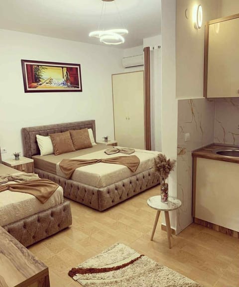 Bed, TV and multimedia, Photo of the whole room, Seating area, Bedroom