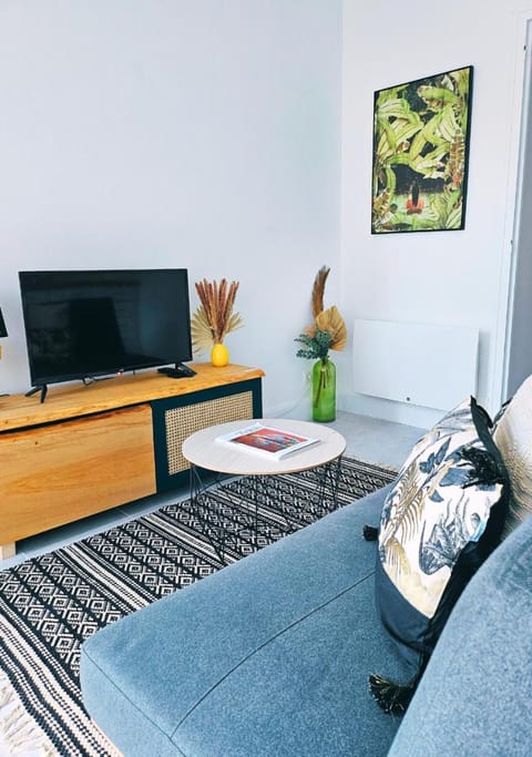 TV and multimedia, Living room, Seating area, internet