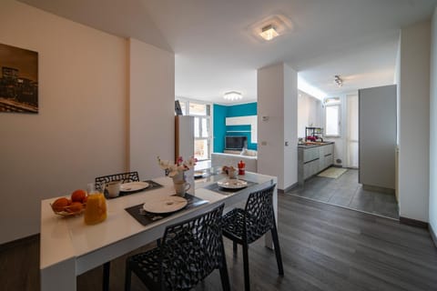 Kitchen or kitchenette, Dining area, minibar