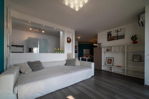 Bed, Kitchen or kitchenette, Living room, Photo of the whole room, Seating area, Bedroom
