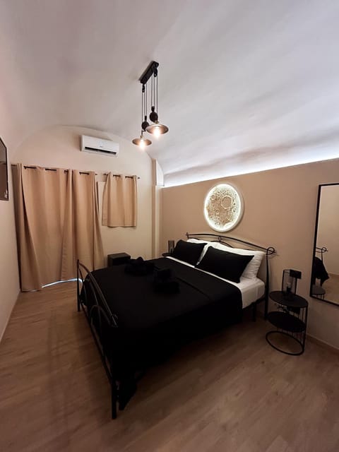 Bed, Living room, Photo of the whole room, air conditioner