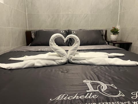 Bed, Bedroom, towels