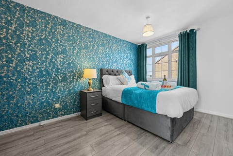 Bed, Bedroom, Food