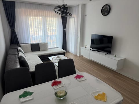 Communal lounge/ TV room, TV and multimedia, Living room, Seating area, Dining area