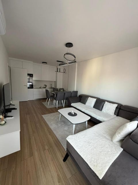 TV and multimedia, Kitchen or kitchenette, Living room, Seating area, Dining area