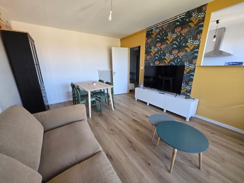 TV and multimedia, Living room, Seating area, Dining area