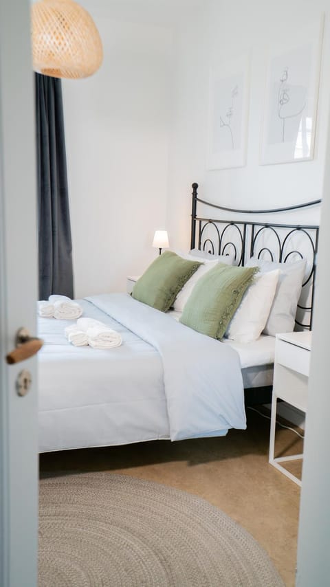 Bed, Bedroom, towels