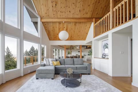 Ocean's Embrace Suite House in Nanaimo