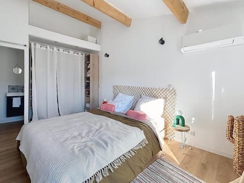 Bed, Photo of the whole room, Bedroom, wardrobe