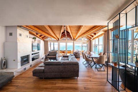 Communal lounge/ TV room, Natural landscape, TV and multimedia, View (from property/room), Balcony/Terrace, Living room, Seating area, Evening entertainment