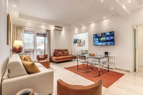 TV and multimedia, Living room, Seating area, Dining area
